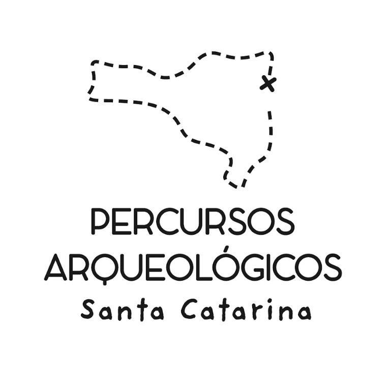 Marca do filme Percursos Arqueológicos – Santa Catarina, com o contorno do estado em linha tracejada