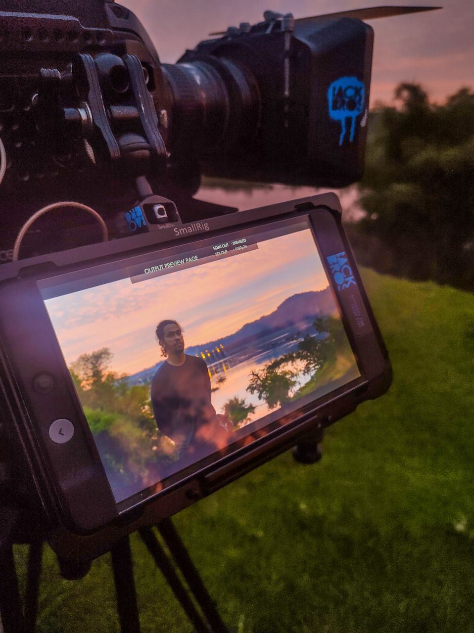 Monitor da câmera mostra o arqueólogo Marcos Santos durante uma gravação ao pôr do sol