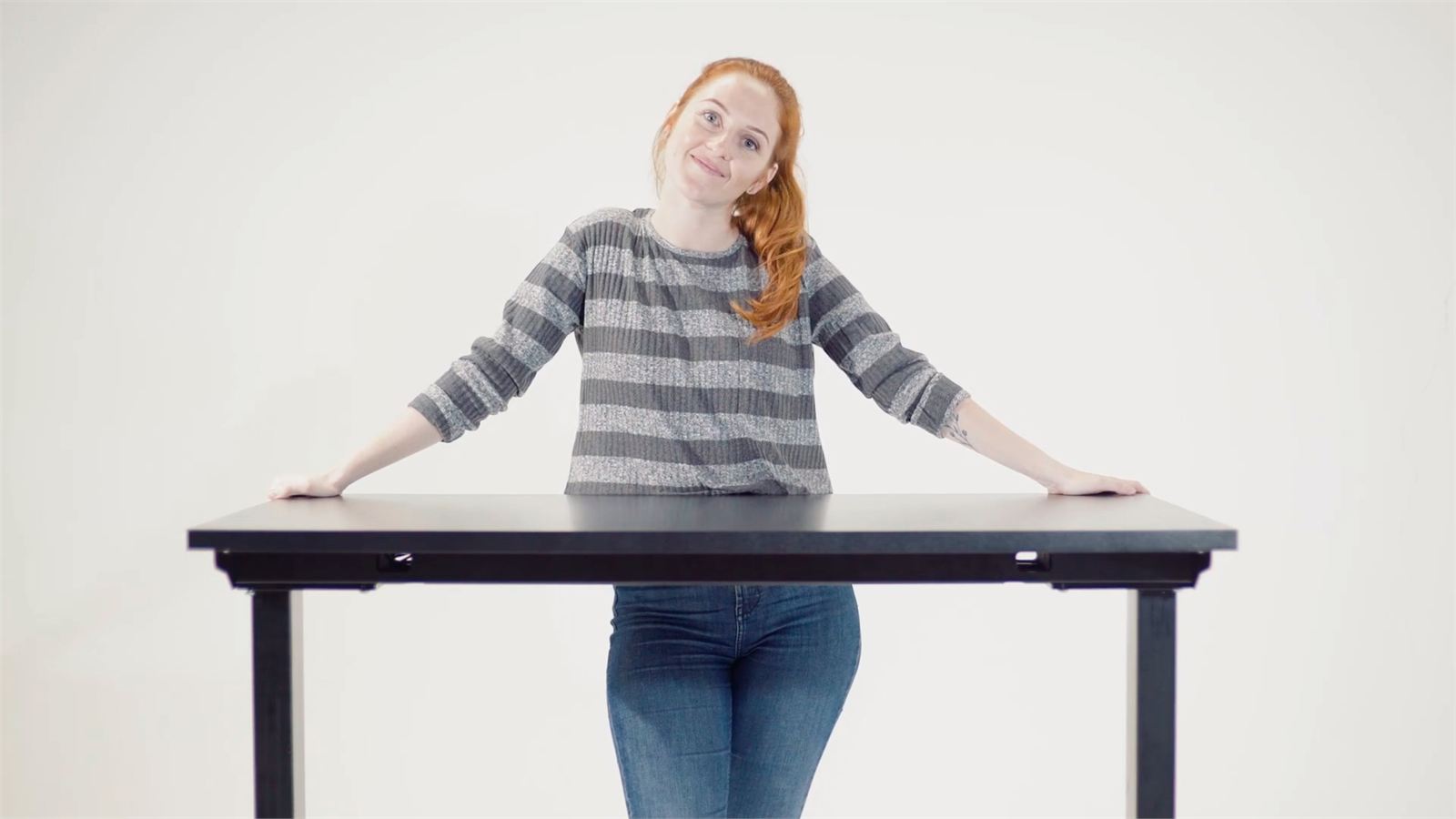 Mulher ao lado da mesa Slik Desk
